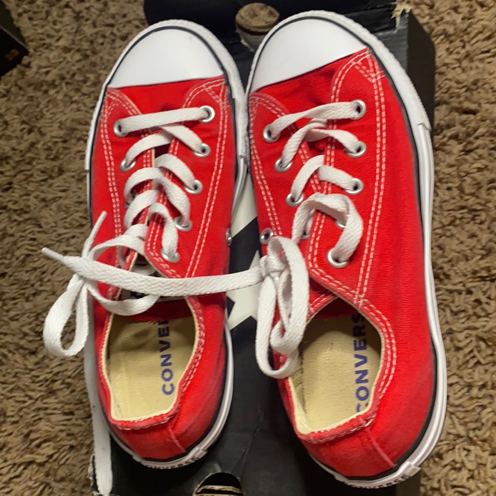 Red low top converse size 4